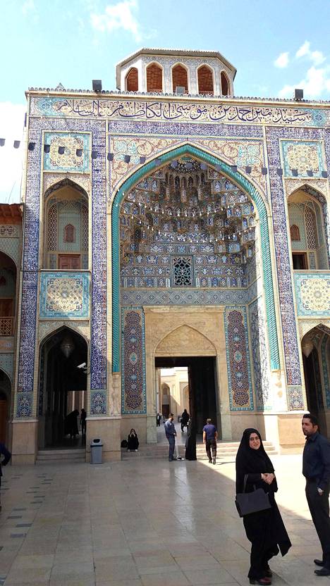 The Guardian pitää yhtenä mahdollisena kohteena Shah Cheragh -moskeijaa Shirazin kaupungissa.