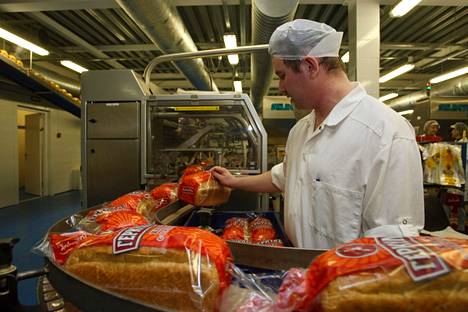 Työntekijä työskentelemässä Fazerin omistamassa leipomossa Pietarissa Venäjällä vuonna 2009.