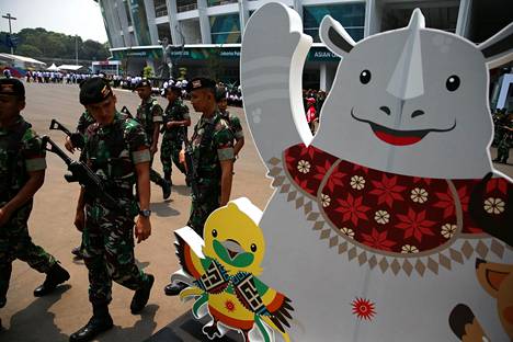 Turvatoimet ovat kireät Aasian kisojen alla. Indonesialaissotilaat ohittivat kisamaskotit urheilustadionilla Jakartalla torstaina.