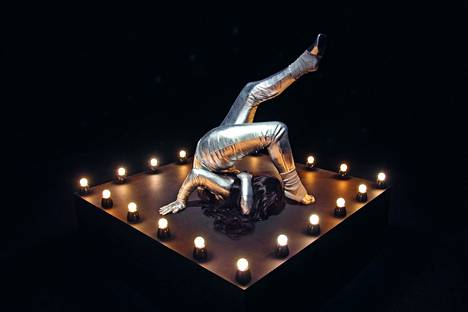 Anna Estarriolan installaatio Reincarnation alert – the acrobat and the next one to perform, 2019, on osa kirjan kuvitusta. Estarriolan töitä voi tällä hetkellä nähdä Kiasmassa, Hamissa ja Amos Rexissä.