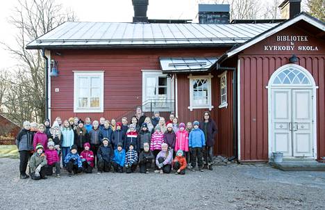 Kyrkoby skolan oppilaat vuonna 2019. Vuonna 1837 rakennetussa koulutalossa opiskelee tällä hetkellä luokat 3.–6.