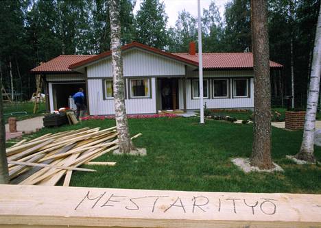 Viittä vaille valmis omakotitalo Jyväskylän asuntomessuilla vuonna 1985.