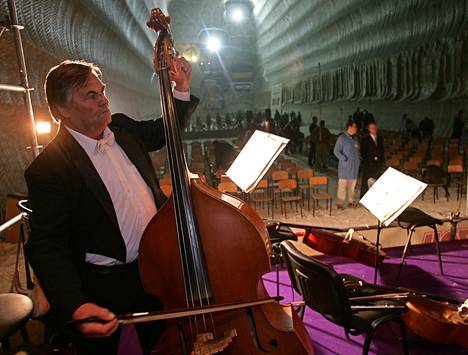 Donbasin sinfoniaorkesterin basisti viritti kontrabassoaan Soledarin suolakaivoksessa 288 metrin syvyydessä ennen konsertin alkua lokakuussa 2004.