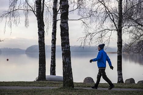 Arimo Mannisen mielestä Rantapuisto on hyvä kohde aamulenkille.