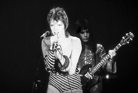 David Bowie esiintyy Ziggy Stardustina vuonna 1972.