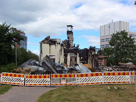 Espoon Perkkaan kappeli tuhoutui tulipalossa huhtikuussa. Kappelin raunioita ei ole vieläkään siivottu.