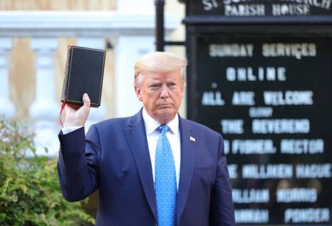 Presidentti Trump valokuvautti itsensä Raamattu kädessä episkopaalikirkon edessä lähellä Valkoista taloa Washingtonissa maanantaina. Mellakkapoliisi ampui kyynelkaasua rauhallisiin mielenosoittajiin, että Donald Trump pääsi kirkolle kuvattavaksi.
