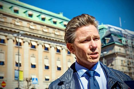 Ruotsin valtiopäivien puolustusvaliokunnan puheenjohtaja Pål Jonson on sitä mieltä,  että Ruotsin ja Suomen pitäisi hakea Naton jäsenyyttä yhdessä.