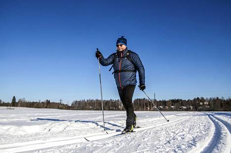 Mikko Myllys palasi ladulle yli 30 vuoden tauon jälkeen. Muutaman viikon harjoittelun jälkeen Myllys oppi myös nauttimaan hiihdosta.