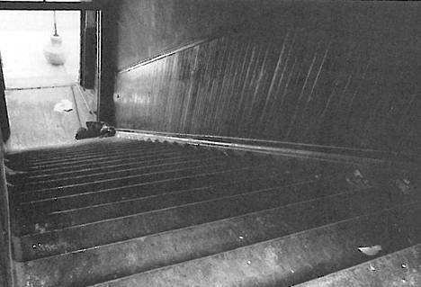 Kuvassa rakennuksen portaikko, jossa 73 ihmistä kuoli paniikin puhjettua. Kuva Steven Lehdon kirjasta Death's Door.