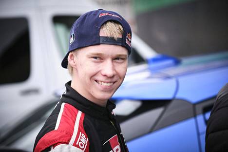 Kalle Rovanperä on vahvasti kiinni uransa ensimmäisessä maailmanmestaruudessa. 