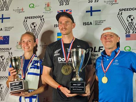 Speedgolfin maailmanmestarit kolmessa sarjassa: Milla Hallanoro (naiset), Jamie Reid (avoin sarja) ja Timo Eskeli (seniorit).