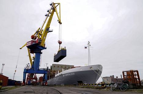 Konttilaivaa lastattiin Kaliningradin satamassa lokakuussa 2021.