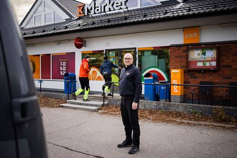 K-kauppias Eero Örri soittaa kaupassaan klassista musiikkia aamuisin.