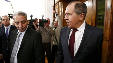 Venäjän ulkoministeri Sergei Lavrov (oik.) tapasi Syyrian opposition edustajia Moskovassa perjantaina.