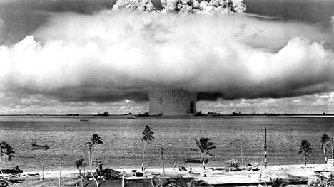 Yhdysvallat tekivät sarjan ydinkokeita Bikinin atollilla vuosina 1946-1958. Kuvassa Operaatio Crossroadsin vedenalainen räjäytys vuonna 1946, jossa testattiin ydinaseen vaikutusta käytöstä poistettuihin laivoihin.