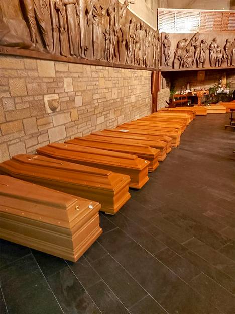 Arkkuja kappelissa Bergamossa odottamassa, että ne kuljetetaan krematorioon.