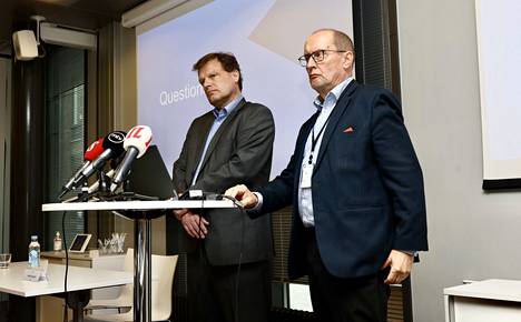 Fennovoiman toimitusjohtaja Joachim Specht (vas.) ja hallituksen puheenjohtaja Esa Härmälä kertoivat maanantaina ydinvoimalaprojektin päättämisen syistä. 