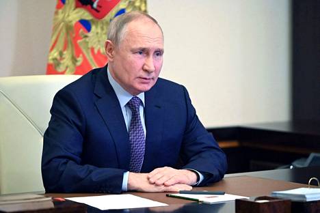 Venäjän presidentti Vladimir Putin videokokouksessa perjantaina.