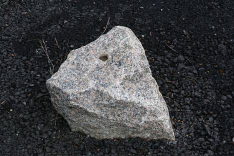 Kivi on kiinni todella tukevasti ja hievahtamatta. Kiven päälle on aikoinaan porattu pieni reikä. 