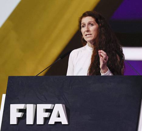 Norjan jalkapalloliiton puheenjohtaja Lise Klaveness kansainvälisen jalkapalloliiton kongressissa Dohassa maaliskuussa 2022.
