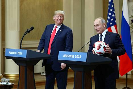 Presidentti Vladimir Putin lahjoitti presidentti Donald Trumpille Venäjällä pelattujen jalkapallon MM-kisojen virallisen ottelupallon tapaamisessa Helsingissä heinäkuussa 2018.
