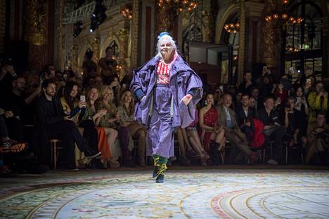 Vivienne Westwood catwalkilla Pariisin muotiviikolla maaliskuussa 2017. 