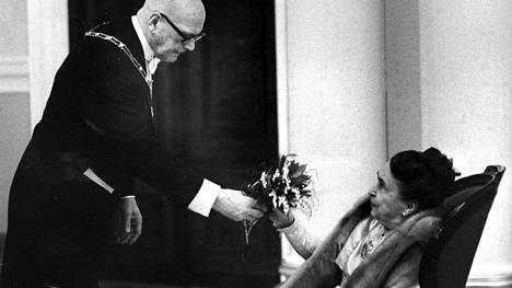 Rouva Sylvi Kekkonen oli Suomen tunnetuimpia reumapotilaita. Hänen reumansa paheni niin, että hän ei voinut enää kätellä kaikkia Presidentinlinnan itsenäisyyspäivän vastaanotolle tulleita.
