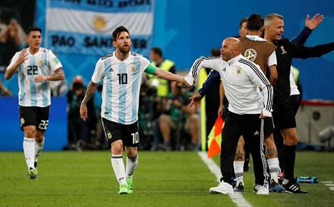 Lionel Messi ja Jorge Sampaoli paiskasivat kättä Argentiinan tehtyä toisen osumansa Nigeriaa vastaan.
