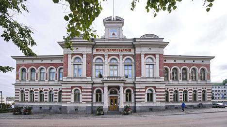 Jyväskylä | Jyväskylän kaupunginhallitus erotettiin ja kasattiin uudelleen: murhan yrityksestä epäilty Teemu Torssonen savustettiin ulos