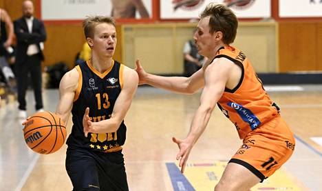 Severi Kaukiainen (oik.) oli Karhu Basketin pistehai. Vastassa Segaullsin Lassi Nikkarinen. Kuva finalistien toisesta loppuottelusta.