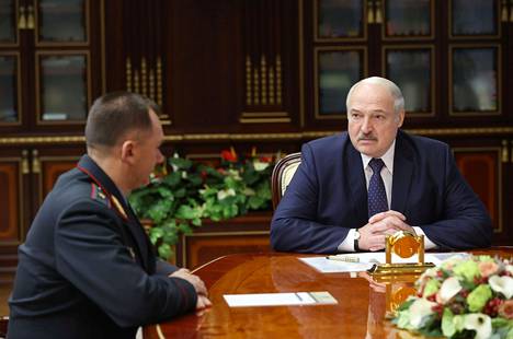Valko-Venäjän presidentti Aljaksandr Lukašenka tapasi nimittämänsä uuden sisäministerin Ivan Kubrakovin Minskissä torstaina.
