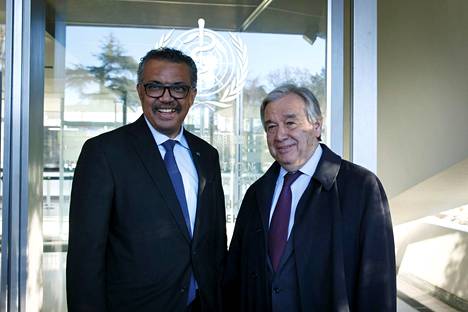 Maailman terveysjärjestön (WHO) johtaja Tedros Adhanom Ghebreyesus ja YK:n pääsihteeri António Guterres helmikuussa WHO:n päämajassa Genevessä.