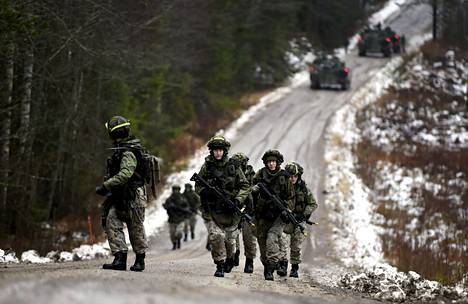 Varusmiehiä taisteluharjoituksessa puolustusvoimien Kaakko 19 -pääsotaharjoituksessa Vekaranjärvellä joulukuussa 2019.