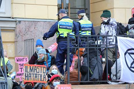 Mielenosoittajia ja poliiseja Valtioneuvoston linnan portailla 8. lokakuuta.