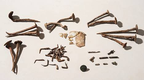 Osa Sagalassoksen arkeologiselta alueelta löydetyn hautapaikan esineistöstä. Oikealla haudasta löydetty kolikko ja vasemmalla vääntyneitä nauloja, tunnistamattoman luuesineen jäännökset ja lasiesineen palasia.