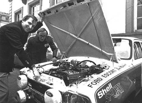 Timo Mäkinen (vas.) ja kakkoskuljettaja Henry Liddon tarkastivat hymyssä suin ajokkinsa moottoria, ennen kuin matka kohti Monte Carloa alkoi.