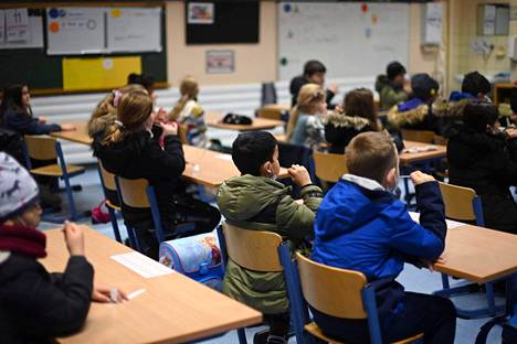 Koululaiset tekivät suusta otettavia ”tikkaritestejä” Petrin peruskoulussa Dortmundissa marraskuussa. Suusta otettavat testi analysoidaan laboratoriossa pcr-testin tapaan.