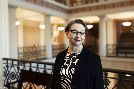 Paula Eerola työskentelee Helsingin yliopistossa sekä hiukkasfysiikan professorina että vararehtorina. Fysiikkaa hän pitää helpompana kuin yhteiskunnallisia kysymyksiä. ”Fysiikassa asiat ovat ennustettavampia ja hallittavampia”, hän sanoo.