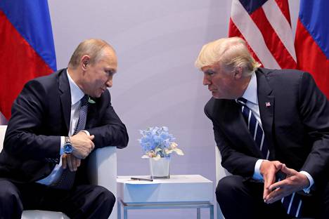 Venäjän presidentti Vladimir Putin ja Yhdysvaltain presidentti Donald Trump keskustelivat G20-kokouksessa Hampurissa heinäkuussa 2017.