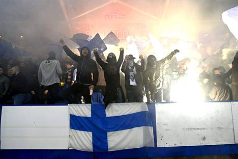 HJK:n kannattajia Eurooppa-liigan ottelussa AS Romaa vastaan 27. lokakuuta 2022.