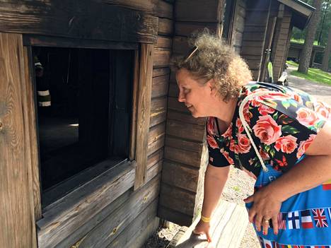 Päivän ensimmäinen savusaunoja Marita Knevel kurkistaa, joko sauna on valmis. 