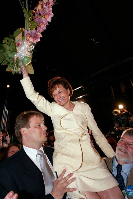  Hannu Takkula (vas.) ja Teuvo Niemelä (oik.) kannattelivat Anneli Jäätteenmäkeä tämän tultua valituksi keskustan uudeksi puheenjohtajaksi keskustapuolueen puoluekokouksessa Hämeenlinnassa 15. kesäkuuta 2002.