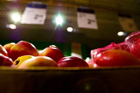 Useita hedelmälajeja myydään kaupoissa tarkoituksella hieman raakoina. Näin niiden käyttöaika kuluttajalla on pidempi.