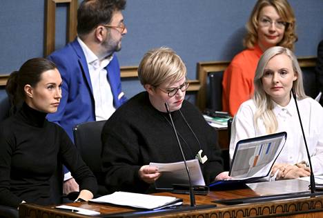 Hallituksen työskentely on jumiutunut. Etualalla pääministeri Sanna Marin (sd) (vas.), valtiovarainministeri Annika Saarikko (kesk) ja ympäristöministeri Maria Ohisalo (vihr) täysistunnossa 9. marraskuuta.