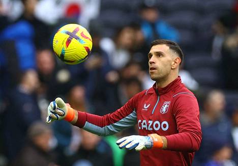 Aston Villan maalivahti Emiliano Martinez lämmitteli otteluun mutta istui sen jälkeen vaihtopenkillä.