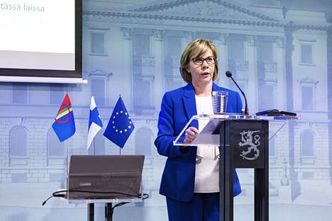 Oikeusministeri Anna-Maja Henriksson (r) puhui saamelaiskäräjälain uudistuksesta tiedotustilaisuudessa torstaina.