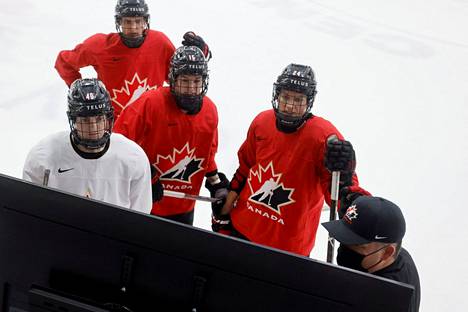 Kanadan pelaajia harjoituksissa joulukuussa, kun joukkue kohtasi Yhdysvallat kahdesti.