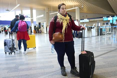 Paula Hynönen on matkustamassa Reykjavíkiin. Hänellä olevaa lentolaukkua ei saa enää tulevaisuudessa Finnairin lennoille halvimmassa luokassa ilman lisämaksua.