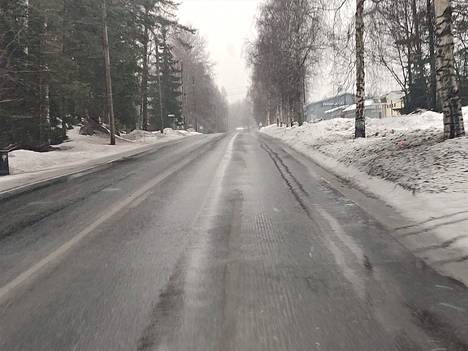 Karkean arvion mukaan nastarengastettu auto syö asvalttia 2–3 kuutiosentin verran kilometrin matkalla. Vilkkaimmat tiet urautuvat jo yhden talven aikana.